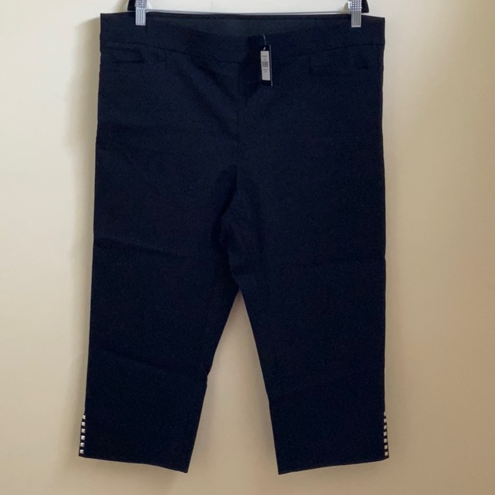 AVENUE Women’s Capri Stretched pants